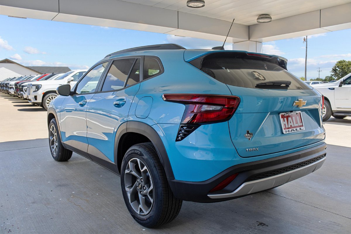 hallchevygmc's tweet photo. Say hello to the 2025 Chevy Trax LT—your new go-to for style &amp; versatility! 💫 This compact SUV perfect for city driving &amp; beyond. Stop by today for a test drive! 🚙💨

🌐https://t.co/07zLOcEeCY

#ChevyTraxLT #HallChevroletGMC #CompactSUV #StyleAndFunction #TestDriveToday https://t.co/bDE02oXdOW