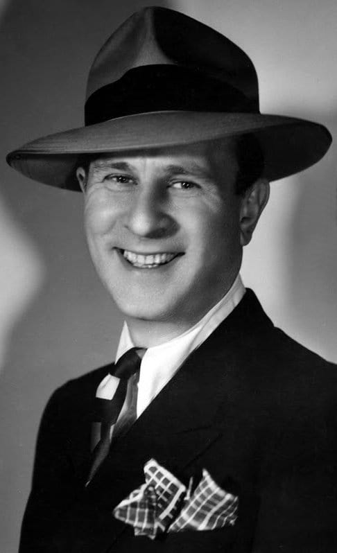 NLCarolynMuse's tweet photo. Remembering comedian and film/television/vaudeville actor Bud Abbott, who was born #OTD (October 2nd) in 1897.  #TheColgateComedyHour #TheAbbottandCostelloShow #WhosonFirst https://t.co/dhkAlP2UYe
