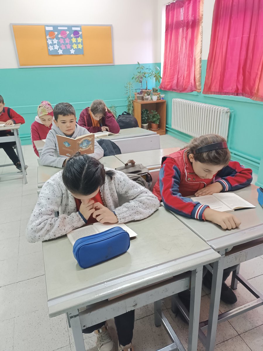 ozluceimamhatip's tweet photo. ''Maarif 50'' projesi kapsamındaki alt projelerden olan ''Kitaplara Göz Değsin'' projesi kapsamında ögrencilerimiz okuma etkinliği yaptı. https://t.co/fwv4E5gZa1