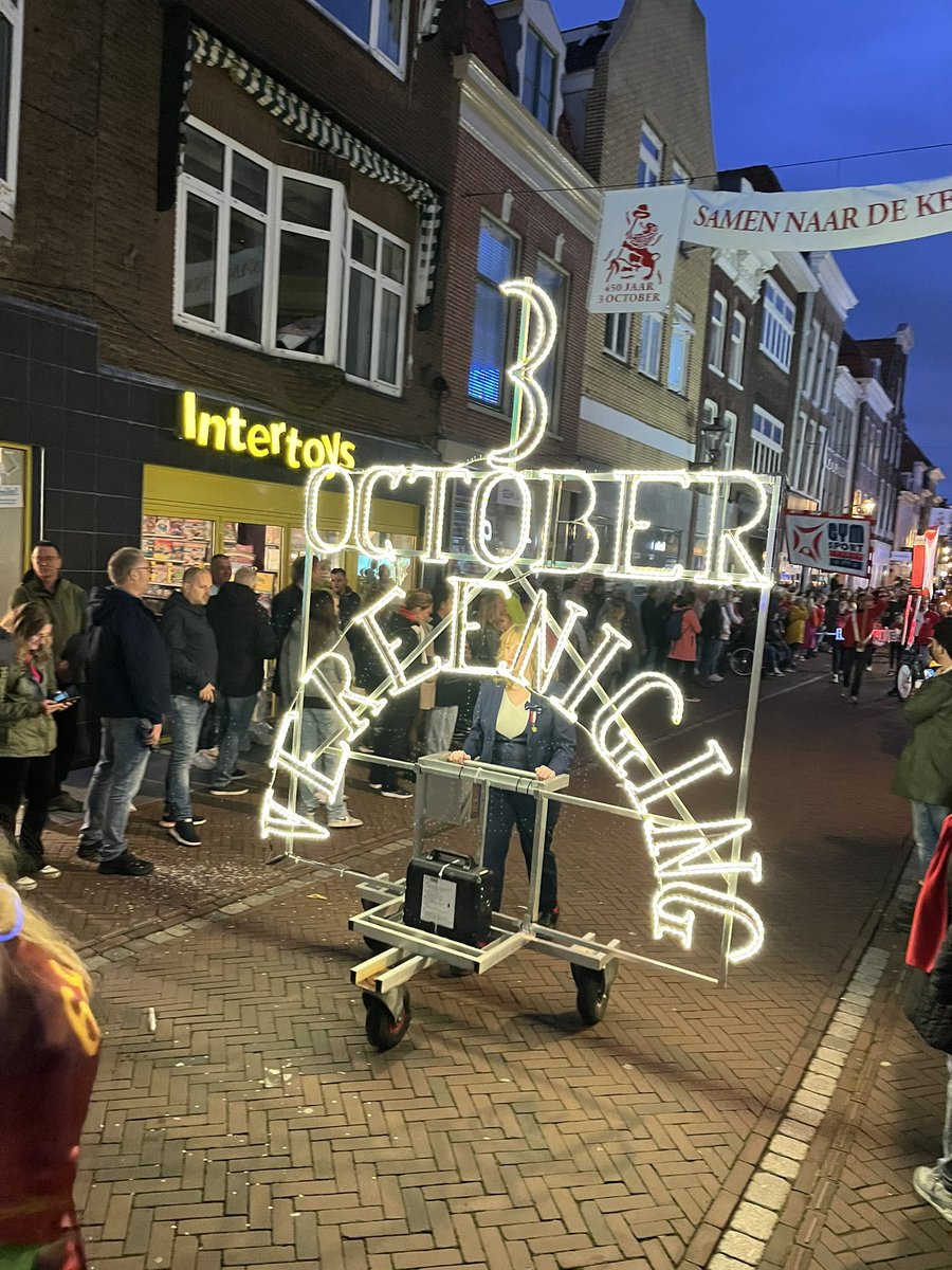 Nu 450 jaar geleden vertrokken de Spanjaarden. Met een donkere achtergrond was er in de verte een lint van licht te zien van wegtrekkende Spanjaarden. Dat bootsen wij ieder jaar mee met de Taptoe #450jaarLeidensOntzet