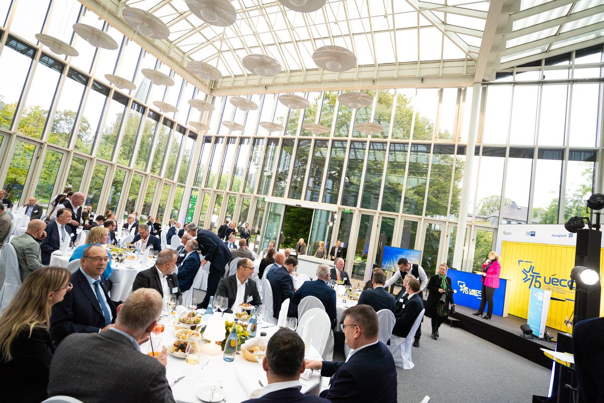 MBEIM.NRW (@mbeimnrw) on Twitter photo „Der Rhein verbindet Nordrhein-Westfalen mit den Regionen & Nationen Europas. Europa ist nicht die Frage, sondern die Antwort auf viele Herausforderungen dieser Tage“, sagte Minister <a href="/n_liminski/">Nathanael Liminski</a> beim <a href="/UECC_chambers/">UECC Union Européenne des Chambres de Commerce</a>-Jubiläum bei der <a href="/IHK_Niederrhein/">IHK Niederrhein</a>. „Der Rhein verbindet Nordrhein-Westfalen mit den Regionen & Nationen Europas. Europa ist nicht die Frage, sondern die Antwort auf viele Herausforderungen dieser Tage“, sagte Minister <a href="/n_liminski/">Nathanael Liminski</a> beim <a href="/UECC_chambers/">UECC Union Européenne des Chambres de Commerce</a>-Jubiläum bei der <a href="/IHK_Niederrhein/">IHK Niederrhein</a>.