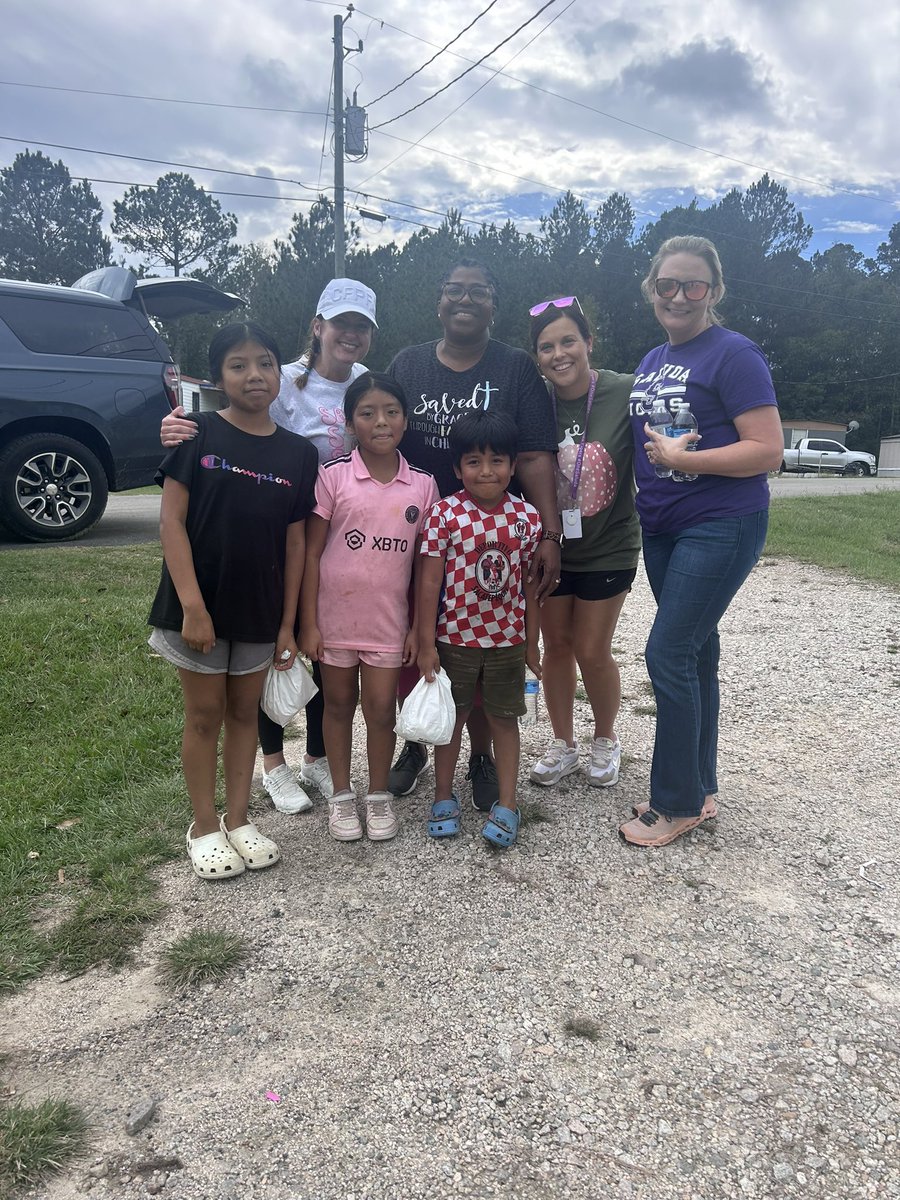 saludaschools's tweet photo. Another great day of serving our #OneSaluda family & community. 3,000 meals prepared and served since Sunday, and we’re not done yet!
We’ll see y’all tomorrow! https://t.co/eMT15lP8vx