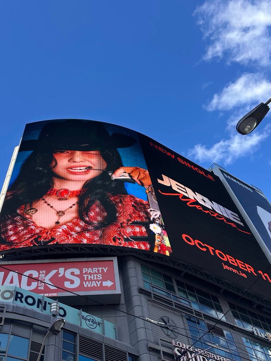 Jennie_Union's tweet photo. New “MANTRA” billboard spotted in Toronto, Canada 

🔗 https://t.co/w4kTHL85Sg

PRE-SAVE MANTRA
MANTRA BY JENNIE
#JENNIEisComing
@oddatelier @jennierubyjane https://t.co/ku3WHNhLa2
