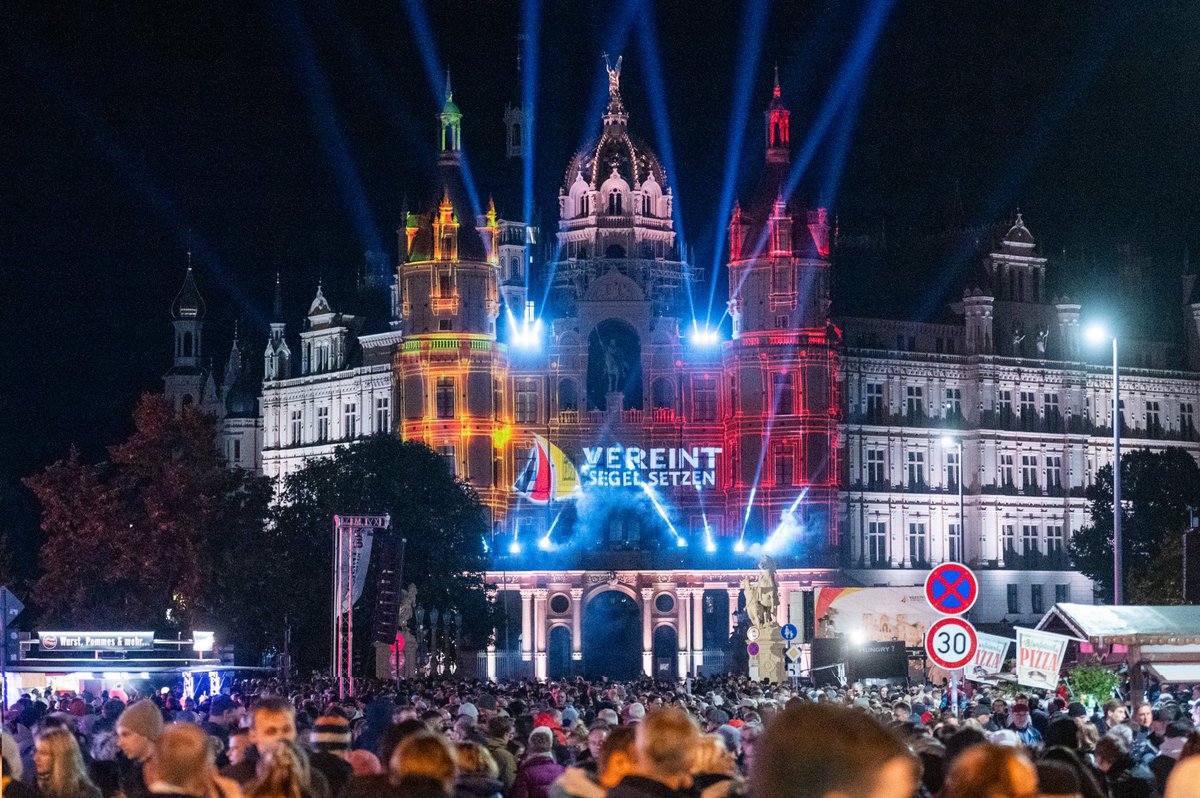 Was für ein großartiger Auftakt mit so vielen Gänsehautmomenten, der uns wieder vor Augen geführt hat, wie bewegend und großartig die deutsche Einheit ist! Allen einen schönen #TagderDeutschenEinheit 🇩🇪 #vereintsegelsetzen 👉Lichtershow am 3.10., von 22:45 - 23:15 Uhr