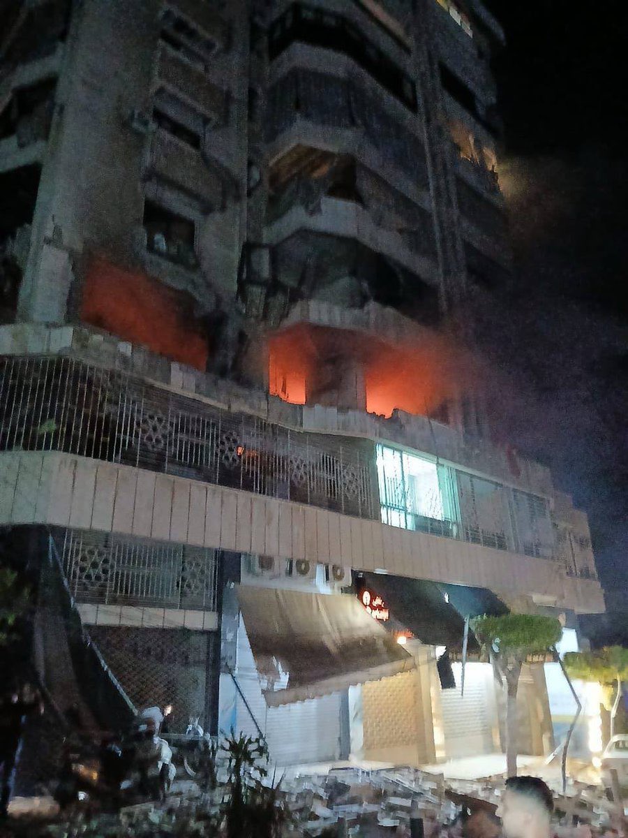 jacksonhinklle's tweet image. 💔🇱🇧🇮🇱 ISRAEL just dropped a PHOSPHORUS BOMB on the health authority center in central Beirut. 

The terrorists are using chemical weapons now.