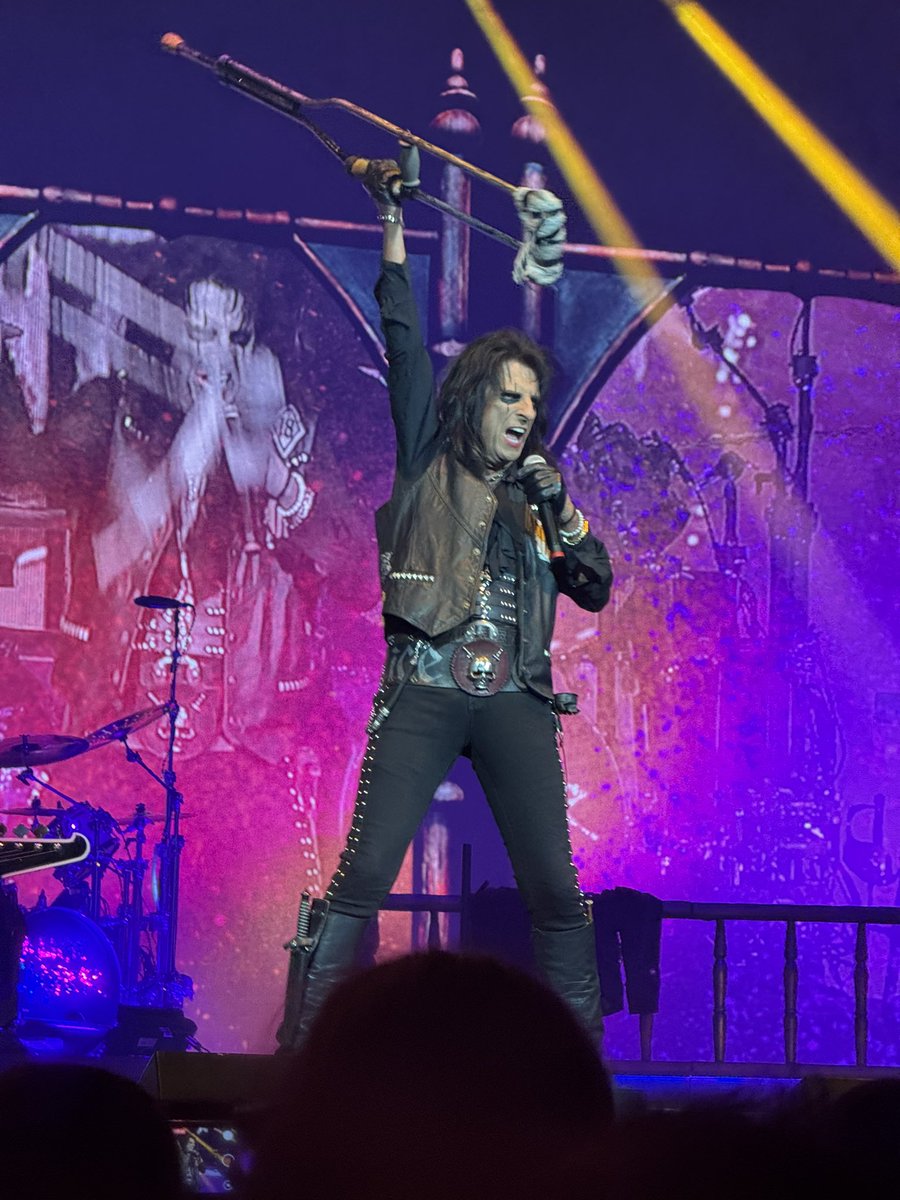 Amour_Fantastiq's tweet photo. Just got back from the show of Alice Cooper in Paris and it was so amazing! Not ready to sleep yet π³
#AliceCooperVIP https://t.co/4NNqgLke4H