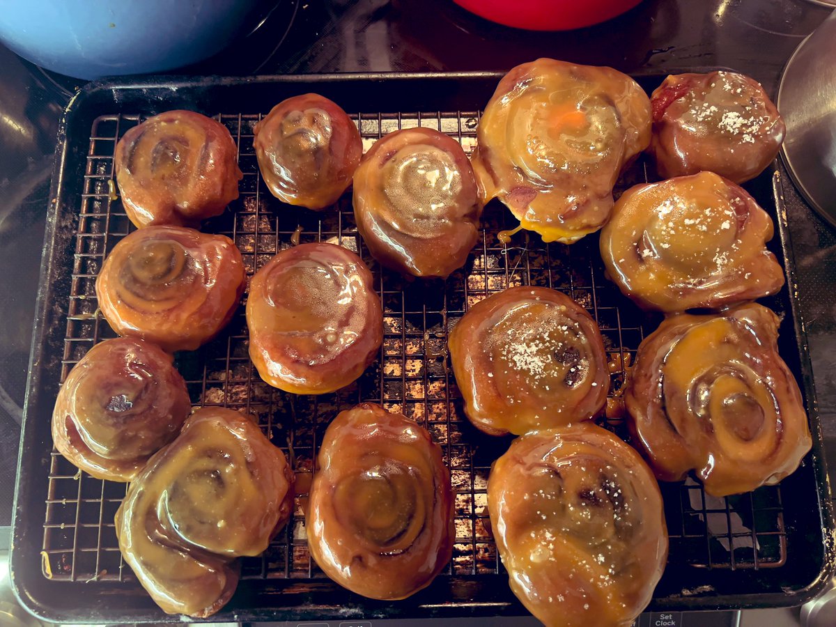 Honey Buns are getting expensive so I made my own. With a vanilla bean enriched dough,farmers market wild-honey glaze, and some finished with Portuguese sea salt. 👨🏿‍🍳👨🏿‍🍳