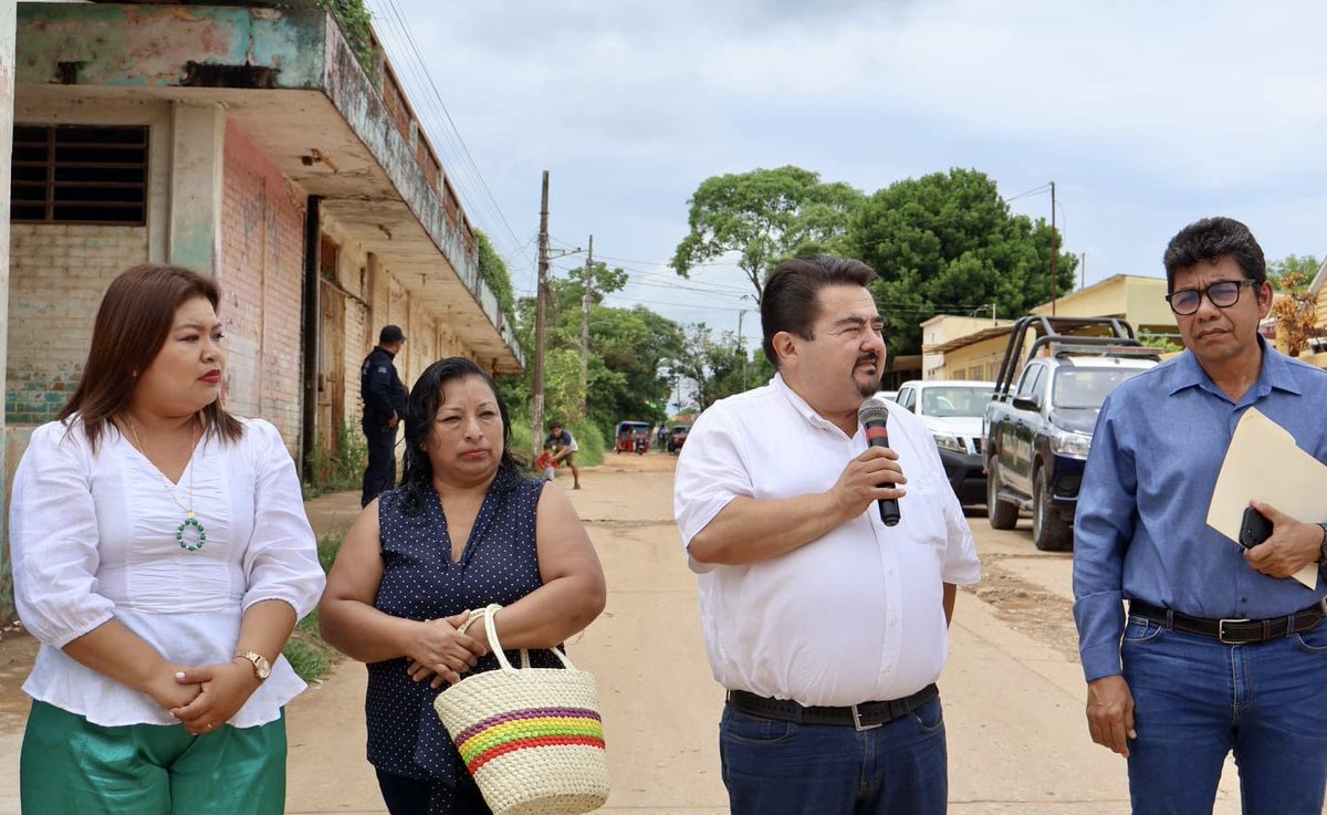 GOBIERNO DE MACUSPANA INAUGURA PAVIMENTACIÓN CON CONCRETO HIDRÁULICO DE LA CALLE CIRCUNVALACIÓN OESTE DE SAN CARLOS.

*Evento oficial en el que participaron la alcaldesa Reyna Natividad Jiménez Reyes y el Diputado Federal Julio Ernesto Gutiérrez Bocanegra.