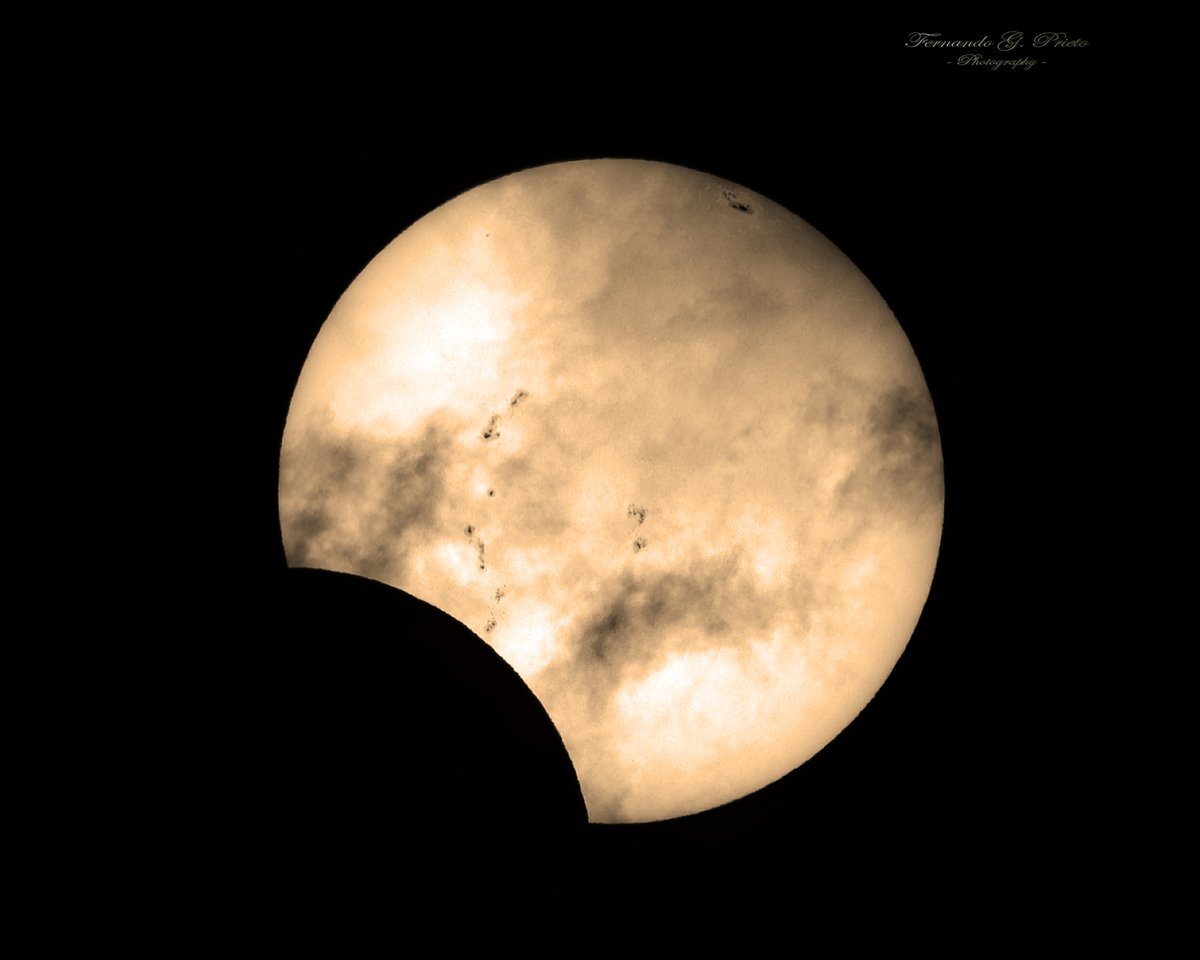 Ferfast's tweet photo. Breve resumen de lo que se vió del Eclipse (aquí fué parcial) de Sol esta tarde desde Bs. Aires 😎🌞🌑
📷🇦🇷 02/10/24
#EclipseSolarParcial #Eclipse2024
@oalmuruguay @planetarioBA @ThePhotoHour @CielosBoreales @r34rgtr @Jordiporta8 @maiz_julio @JJuang3 @elsegundoluz @toro_an https://t.co/LSHfep3Mlo