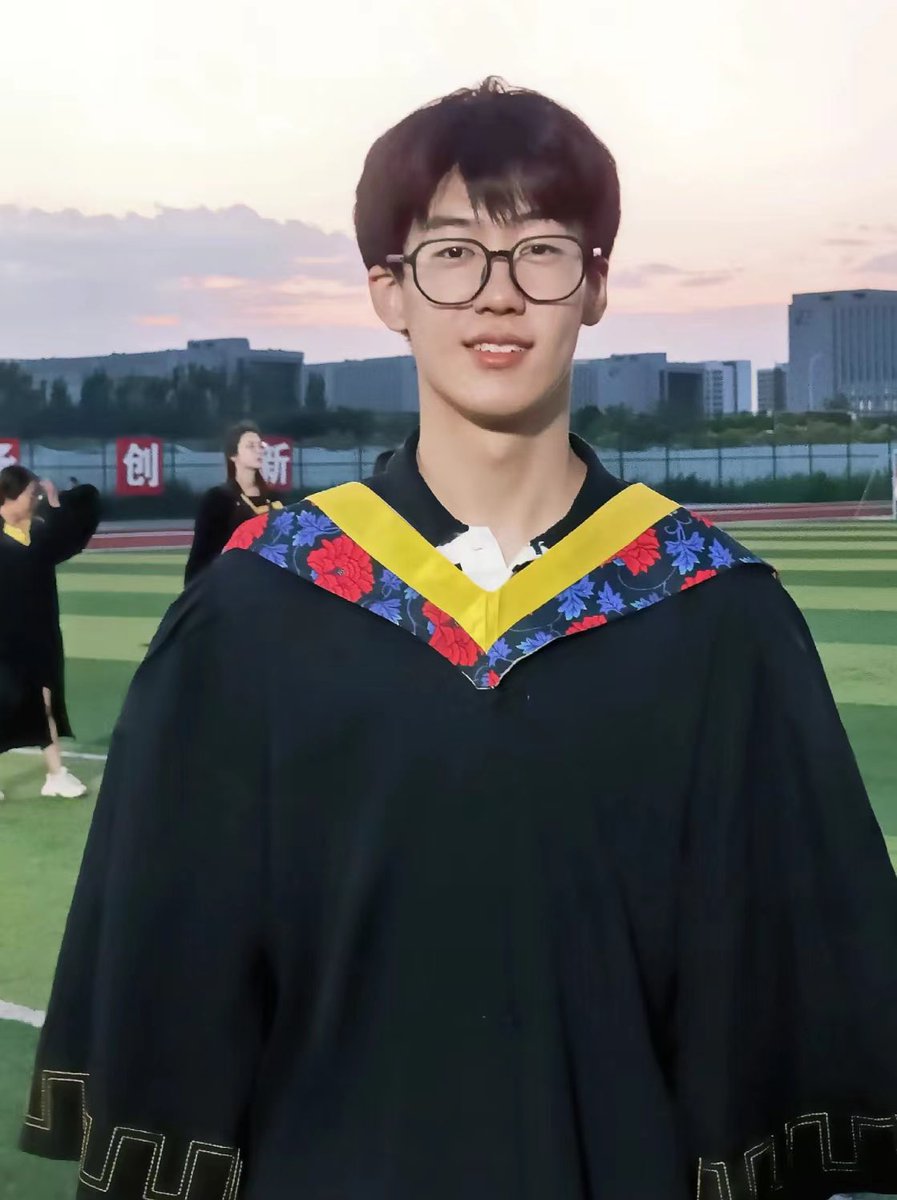 woshiPE11's tweet photo. 在苏州，遇到一个今年刚毕业的男大，我们仨一起玩。启程回温🌄 https://t.co/NdBn36JbZp