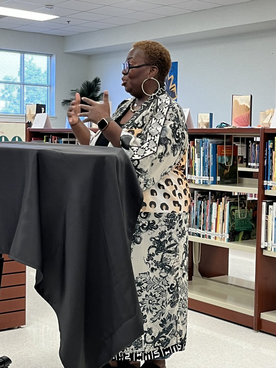 Ms. Amshoff tweet media