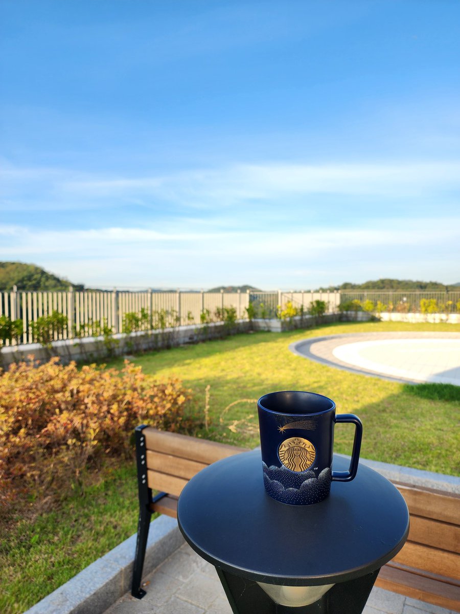 차 한잔 올립니다.
부디 행복하소서.