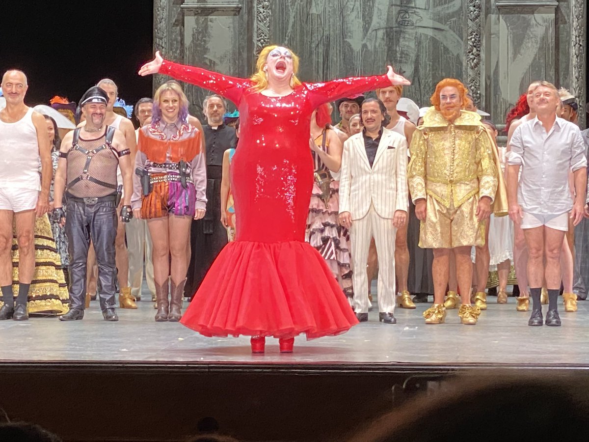 WandererSite's tweet photo. Les Brigands à @operadeparis Un délire à la Kosky, et comme toujours, avec un petit côté "chansonnier" et "anar" bien moins premier degré qu'il n'y paraît et sans vulgarité. Avec le queer comme écran de fumée.Magnifiques #MarcelBeekman #MariePerbost et #AntoinetteDennefeld https://t.co/XU6MytFrwm