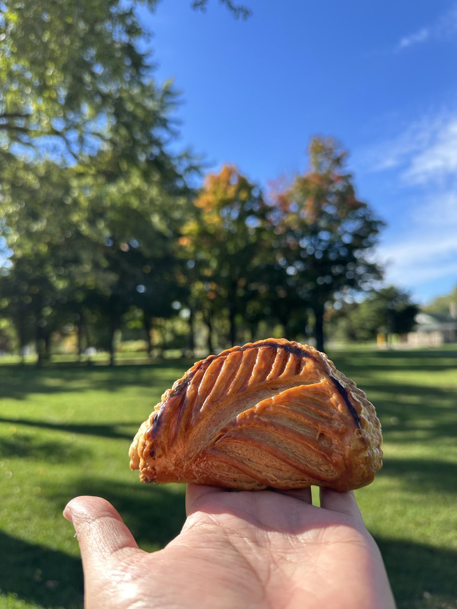 TORJA_Toronto's tweet image. 大好きアップルターンオーバー。カナダの秋によく合う。
#トロントグルメ部　#Appleturnover 
📍mon K patisserie