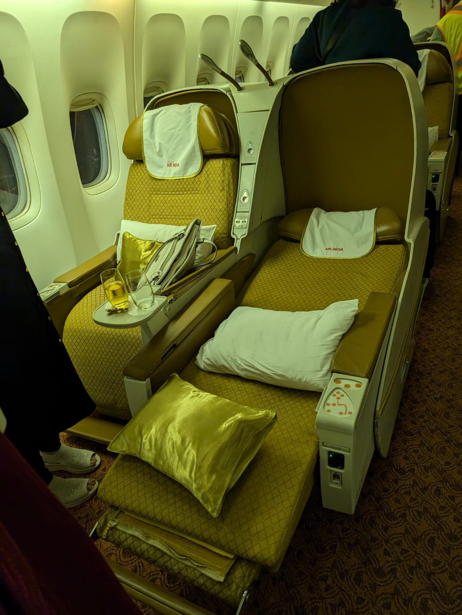 pvtejasvi's tweet photo. @sundar_s1955 @DeccanHerald My uncle @lakshmanpv was on this same flight this past Monday and experienced the similar seat problems. Seat not reclining being chief among them. https://t.co/WbT6KhLhiF