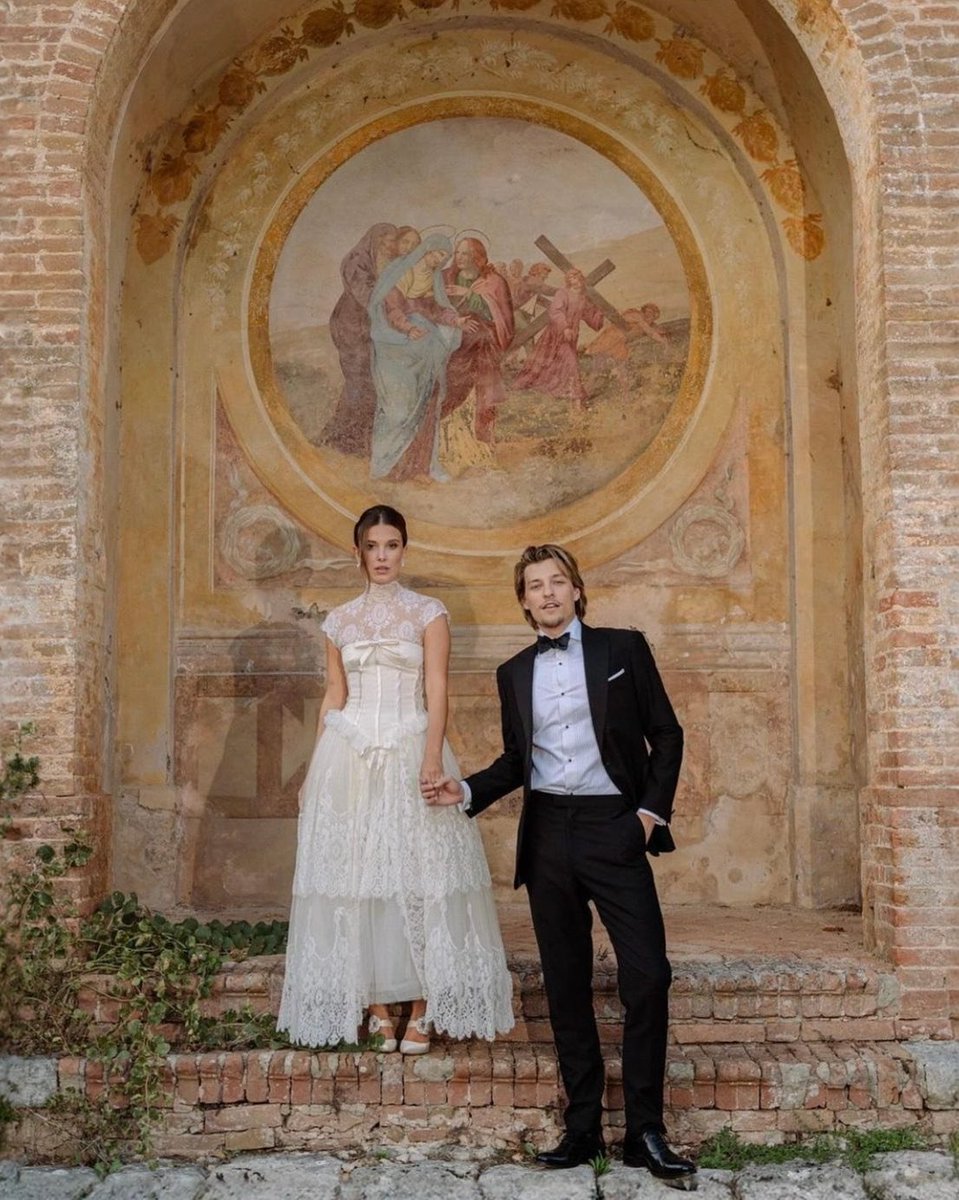 Florencebymills's tweet photo. the most breathtaking bride 🥹🤍✨ congratulations to our founder millie &amp; jake on tying the knot!! xo your florence fam 🫶 https://t.co/gdvy6dttFl