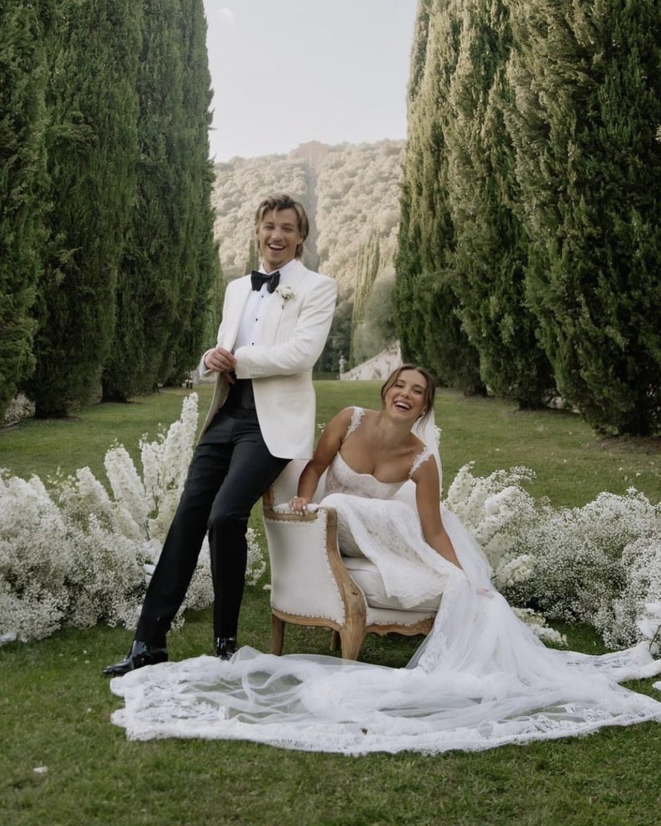 Florencebymills's tweet photo. the most breathtaking bride 🥹🤍✨ congratulations to our founder millie &amp; jake on tying the knot!! xo your florence fam 🫶 https://t.co/gdvy6dttFl