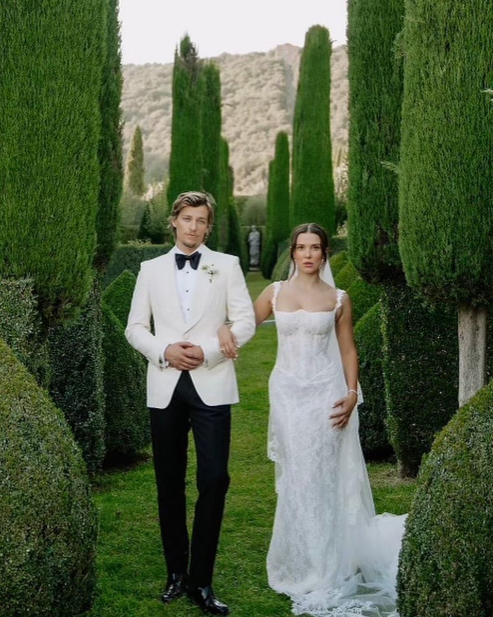 Florencebymills's tweet photo. the most breathtaking bride 🥹🤍✨ congratulations to our founder millie &amp; jake on tying the knot!! xo your florence fam 🫶 https://t.co/gdvy6dttFl