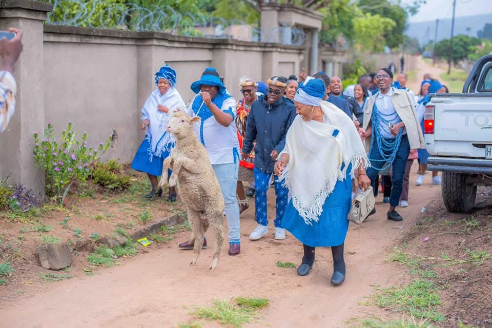 90s_Pop_Culture's tweet image. In pictures: Sabelo Mokgatlane weds 💍 🧍‍♂️🧍‍♂️💍 Ofentse Tlou 😍❤️