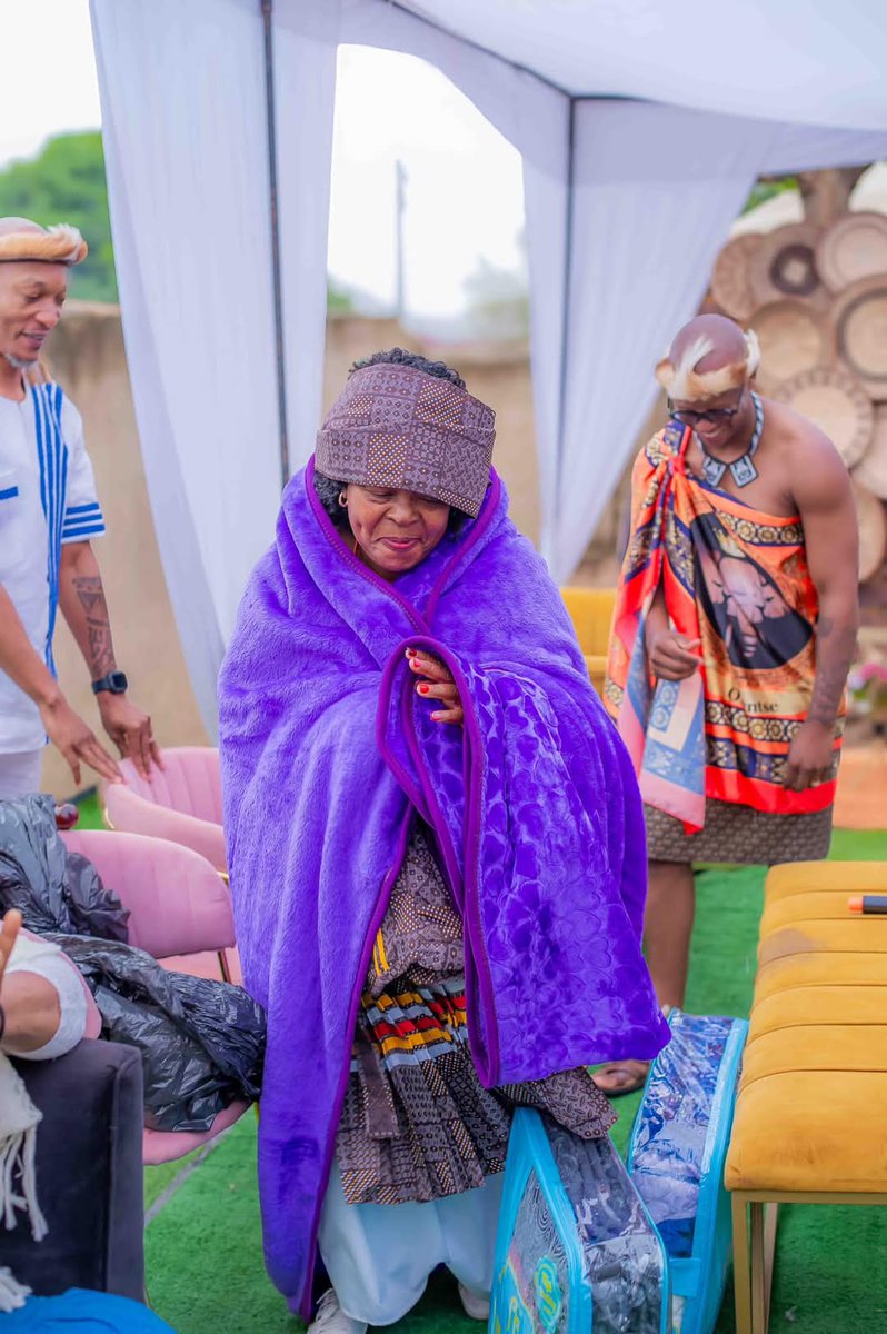 90s_Pop_Culture's tweet image. In pictures: Sabelo Mokgatlane weds 💍 🧍‍♂️🧍‍♂️💍 Ofentse Tlou 😍❤️