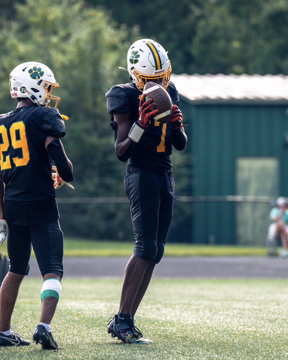 alyssamcd25's tweet photo. Photos from last week’s game action in the 804! 

@bcprva @DRathletics @DSFfootball @CougFB @VHSL_ @GO_VISAA #804Football

Photos: https://t.co/UW3VgZvmln https://t.co/59wFXUai90