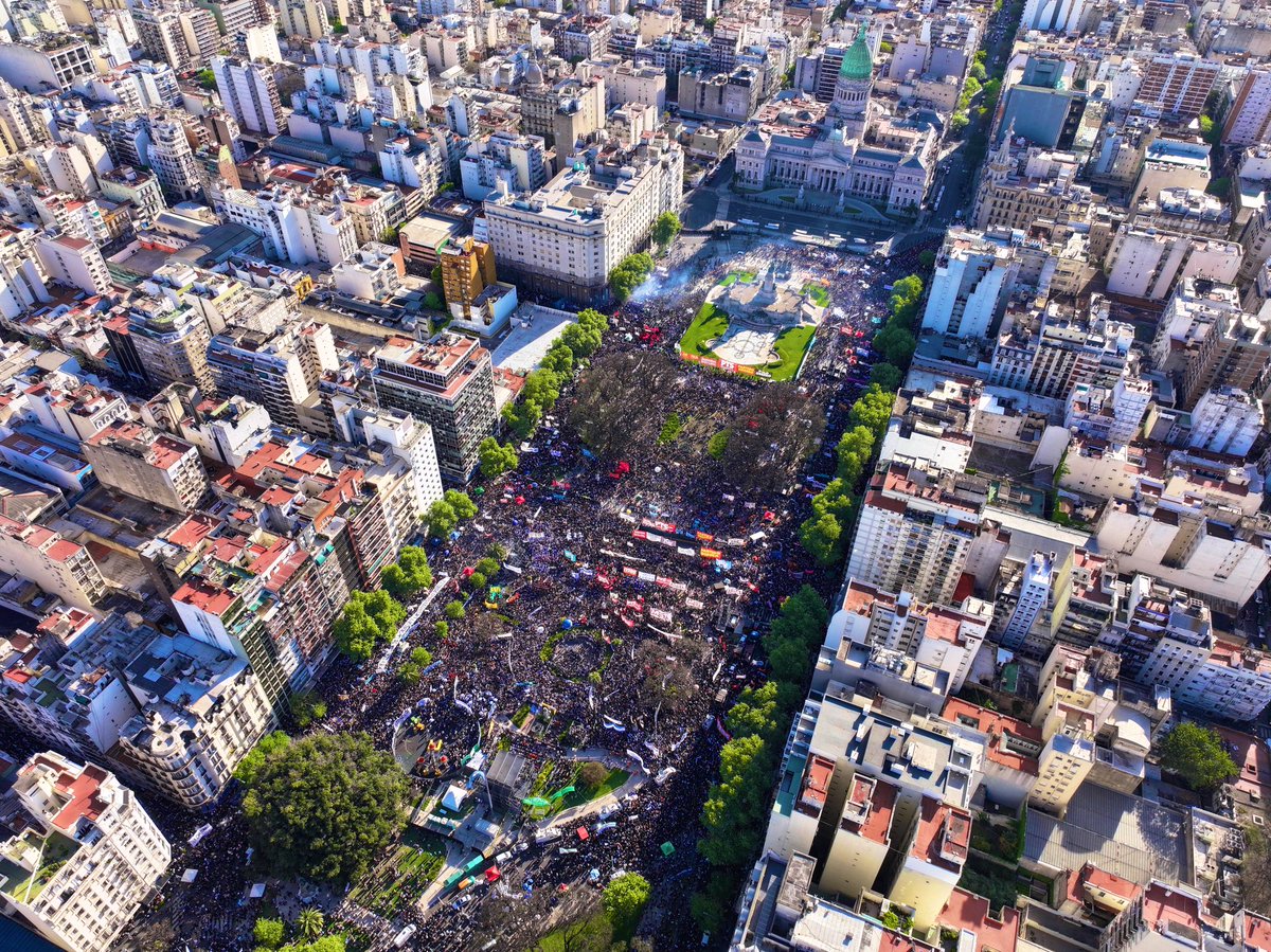 stanleybostero's tweet photo. Se juntaron:
• Movimientos sociales
• Frente de Izquierda
• Gremialistas
• La Campora
• La UCR
• Dirigentes del PJ
• Frente Renovador (Massa)

Se juntó toda la oposición a Milei, y apenas llenan una plaza. https://t.co/bCHogY08ai