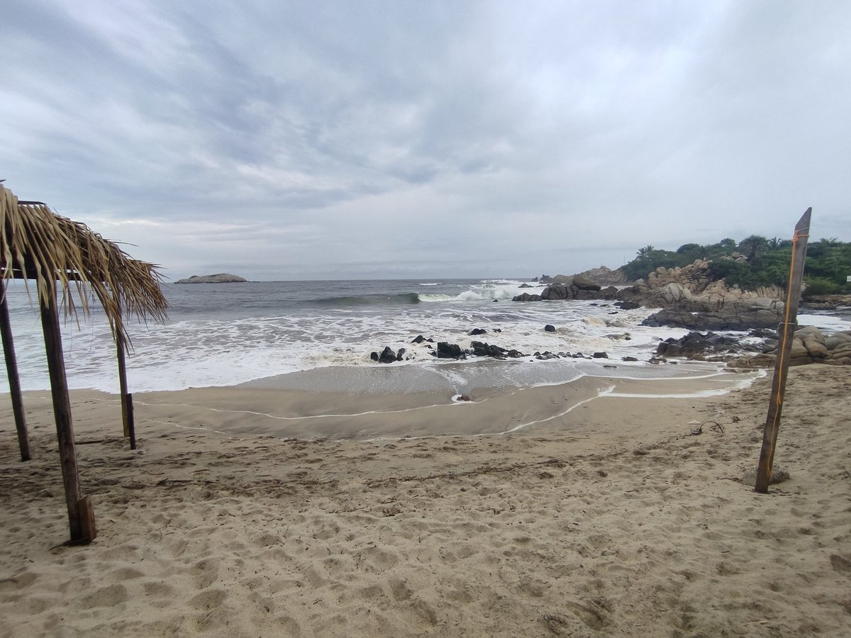 puertoescondido's tweet photo. The surfing beach of Roca Blanca is about 45 minutes up the road from Puerto Escondido, Oaxaca. #surf #beach https://t.co/mf5Tls4Nc0
