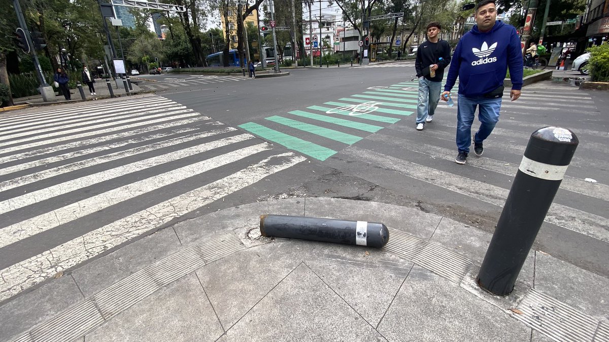 <a href="/SOBSECDMX/">Secretaría de Obras y Servicios CDMX</a> favor de reponer el bolardo en Avenida Nuevo León y Sonora <a href="/ColHipodromo1/">ORGANIZACIÓN CIUDADANA HIPÓDROMO</a> <a href="/HipodromoRoma/">@Observatorio-Roma-Hipodromo</a> <a href="/LaRomaDF/">Colonia Roma 🚲</a> para protección al peatón <a href="/CdmxPeatonal/">CDMX Peatonal</a> ccp <a href="/martibatres/">Martí Batres</a> <a href="/IntiMunoz/">Inti Muñoz</a> <a href="/andreslajous/">Andrés Lajous</a>