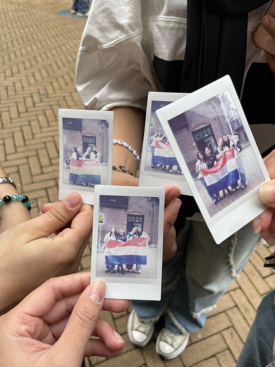 Thank you everyone for signing our flag for B.I! Hope everyone had an amazing night 😊

Good night and hope we see each other again soon <3

<a href="/shxx131bi131/">김한빈</a> #bi #kimhanbin #HYPEUPTOUR #HYPEUPinTILBURG