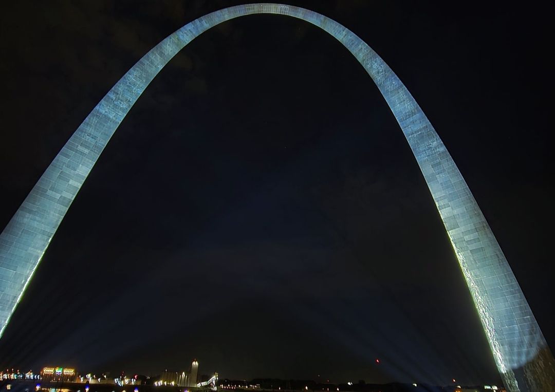 ElationPro's tweet photo. @luedloff_lighting x @tpistl Booting up the lights at the Gateway Arch once again! Featuring 76 Elation Proteus Brutus fixtures. 🤩
#Elationlighting #proteusseries #outdoorlighting #gatewayarch https://t.co/YA8cQq0Bfx