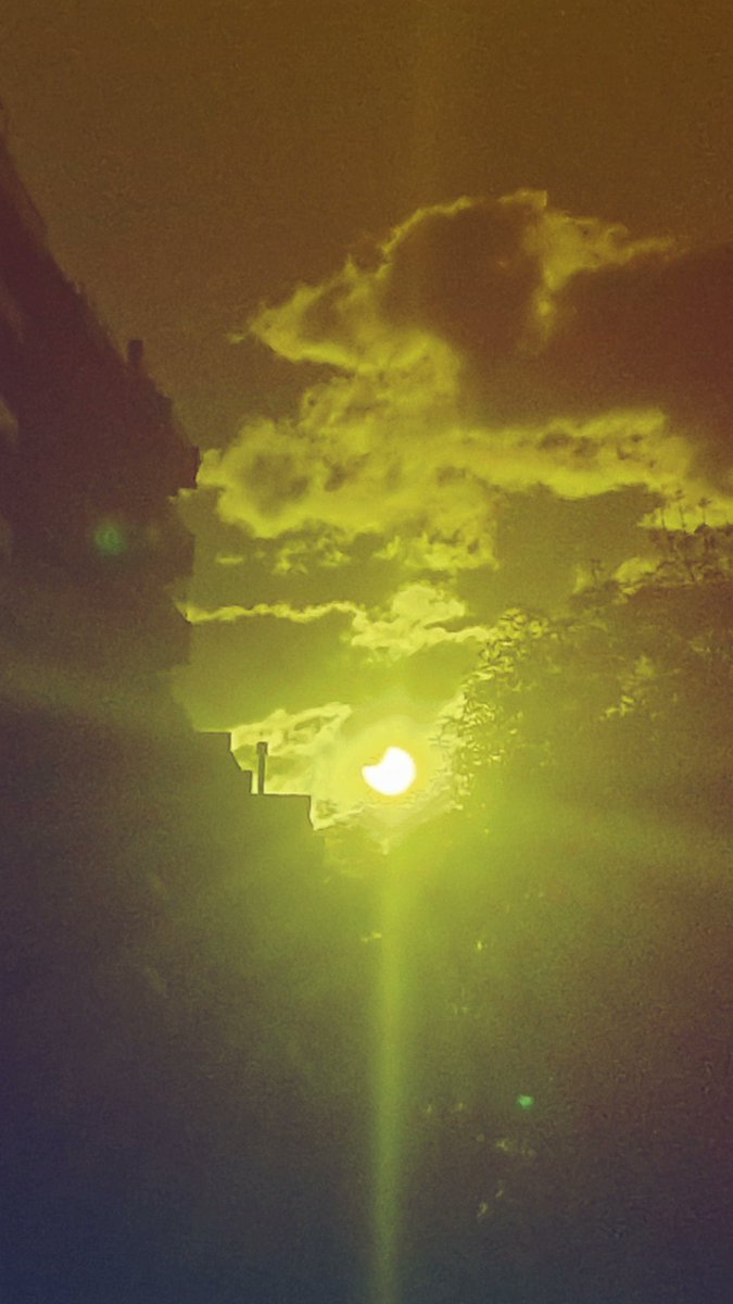 vickyterri's tweet photo. Y también hubo un eclipse https://t.co/u4aqOzzVuD