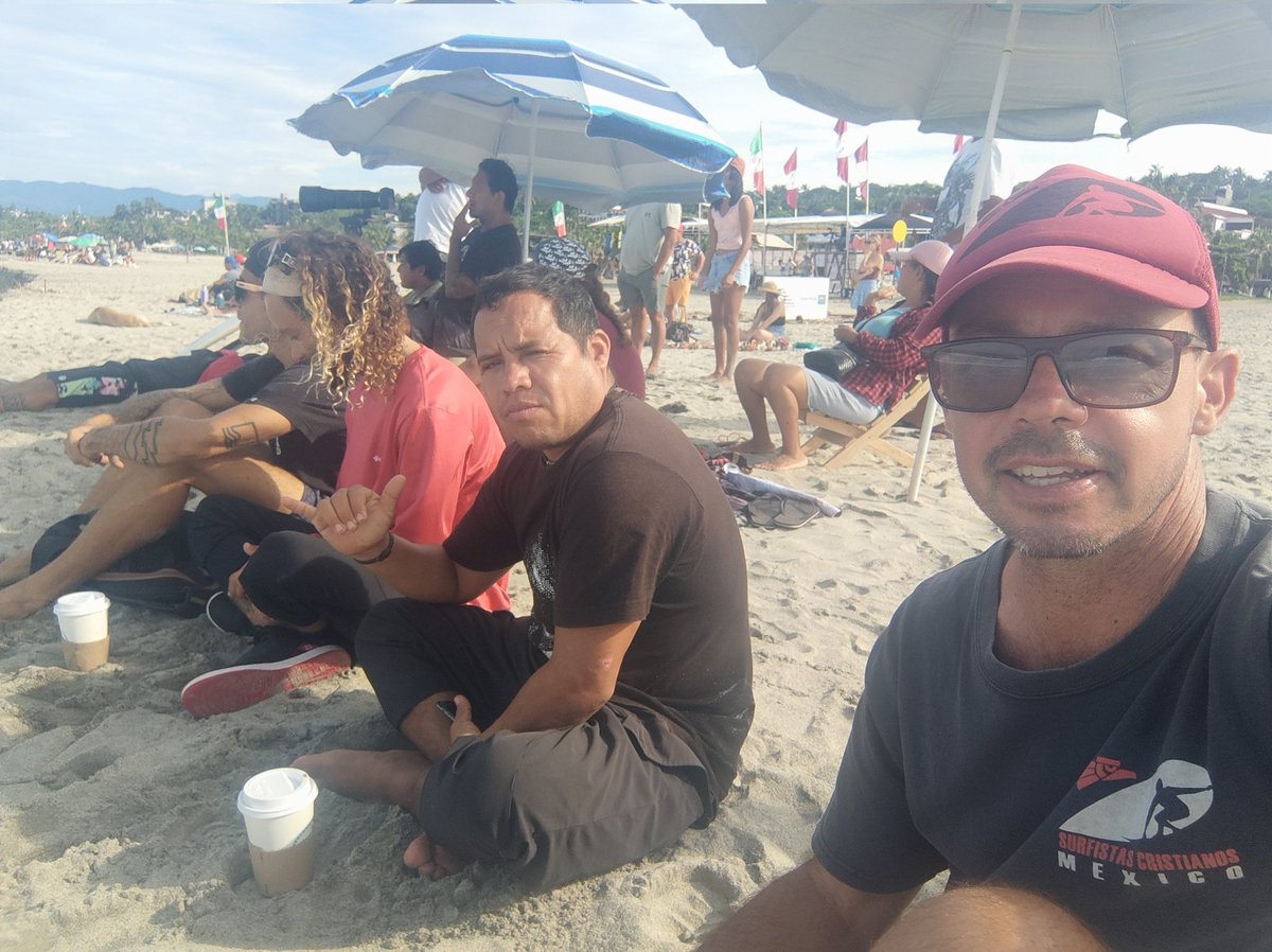 mikeallbutt's tweet image. Hangout with some #ChristianSurfers watching a surfing competition on #Zicatela Beach in @puertoescondido