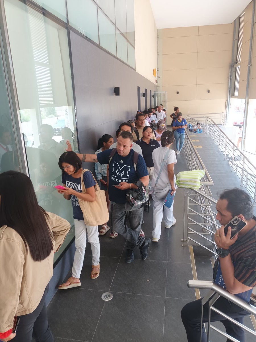 echinguel's tweet photo. En este momento... Oficina vacía del Banco de la Nación de Piura... Sin embargo, se mantiene a los usuarios haciendo cola en el exterior, con el calor que hace a esta hora en Piura. Inexplicable. https://t.co/ftQyoEmleQ