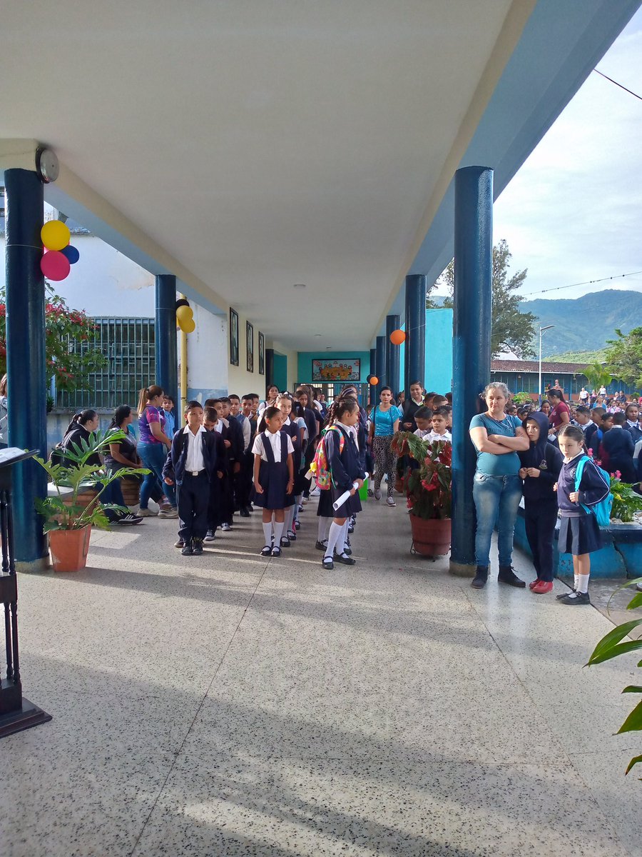 Acompañamiento en el Inicio del Año Escolar en el Complejo Nacional Educativo Sánchez Carrero 
Los Niños y niñas Regresan a clases con alegría🇻🇪
<a href="/CDCE_Uribante/">CDCE URIBANTE</a> 
<a href="/codennat/">codennat</a>