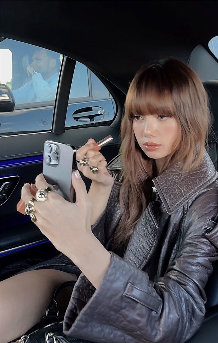 gieallery's tweet photo. lalisa you will always be adored by me. https://t.co/6TWSsk5lVV