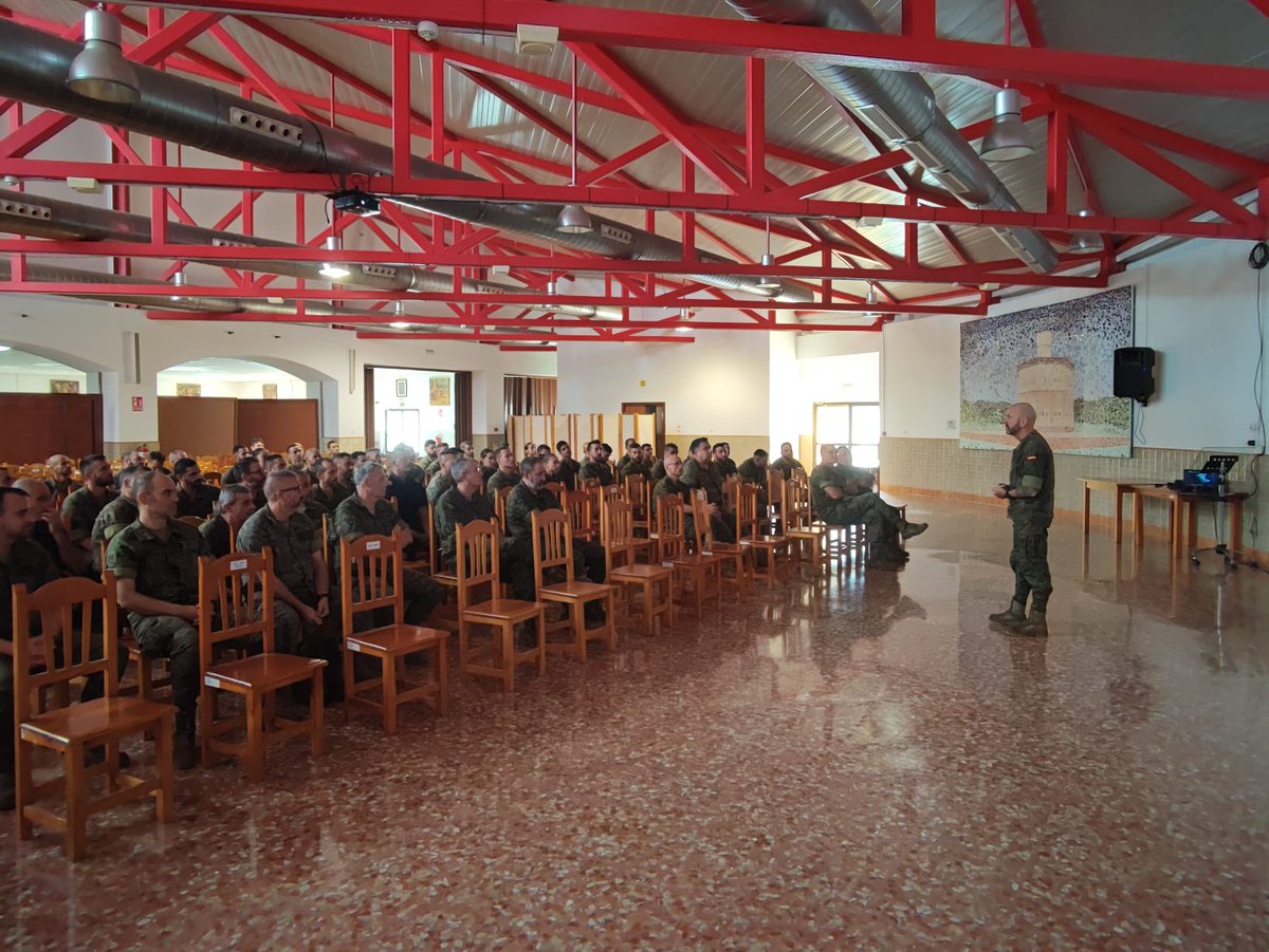 COMGEMEL_ET's tweet photo. Personal de la Escuela de Guerra y Liderazgo del @EjercitoTierra ha impartido conferencias a los oficiales y suboficiales de la @COMGEMEL_ET sobre el liderazgo y Mando Orientado a la Misión (MoM). La filosofía del MoM trata de dar la máxima iniciativa a los subordinados @MCANA_ET https://t.co/RMfOGggsfl