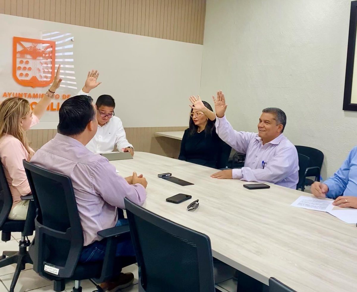 Hoy por la mañana instalamos la Comisión de Servicios Públicos donde preside nuestro compañero Regidor Sergio Orlando Flores. 
Junto a nuestros compañeros Regidores, Stephania Duarte, Natalia Rivera y Onésimo Aguilera. 

¡Por el futuro de la H! ☀️
#AlEstiloSonora #CrecerJuntos