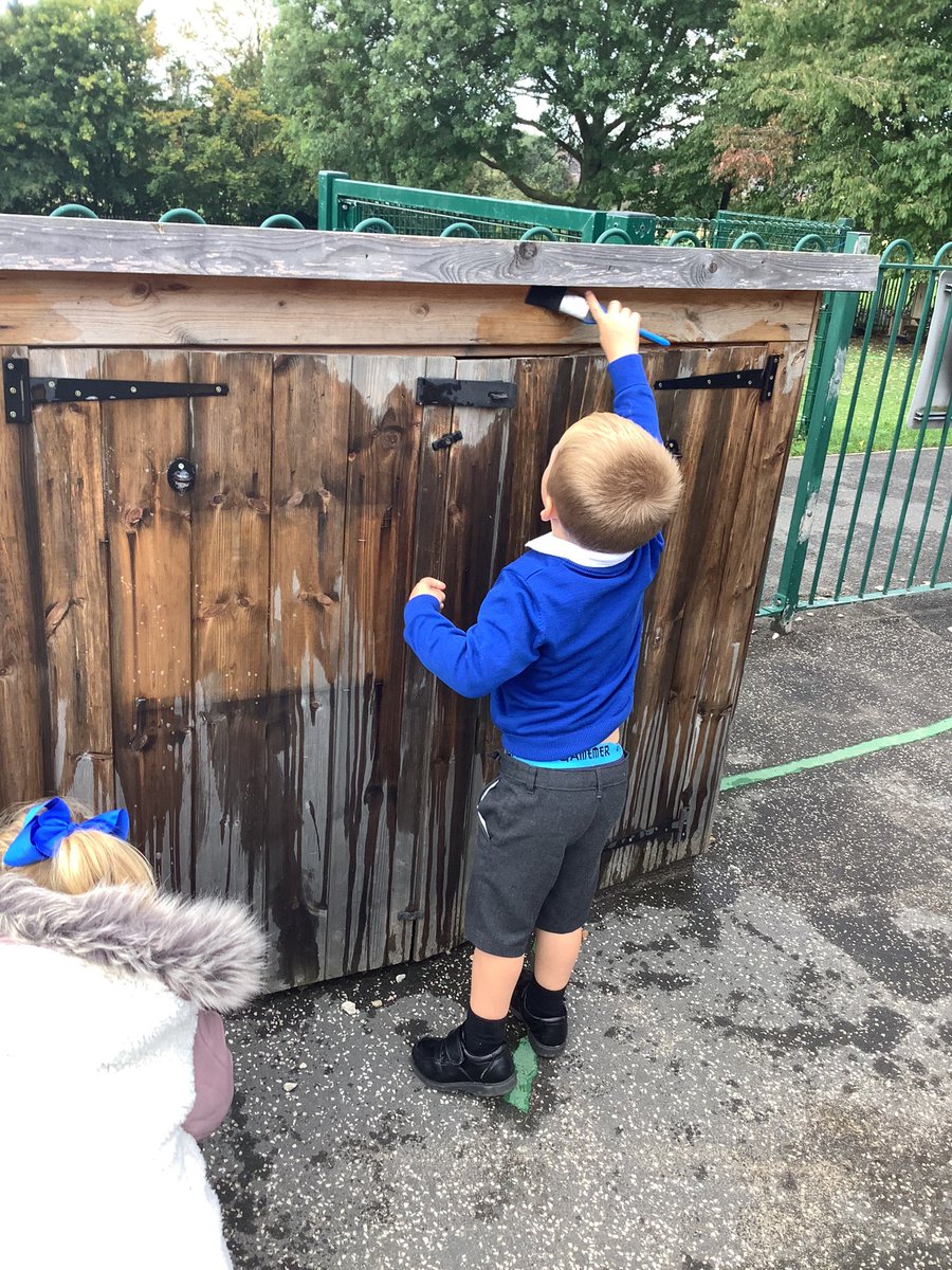 IPMATAshGrove's tweet photo. Lots of fun and gross motor development in nursery today using paint rollers and water! #AGPANursery #AGPAPhysicalDevelopment https://t.co/kEyiVXK5ub
