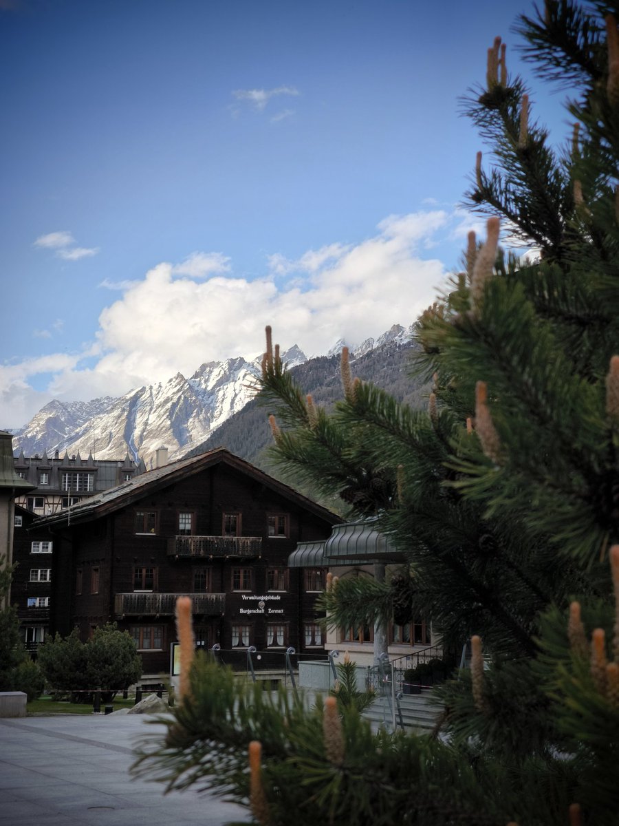 ZackCrapper's tweet photo. @earthcurated @nev_in_color Zermatt, Switzerland https://t.co/xl9tS5pkjV