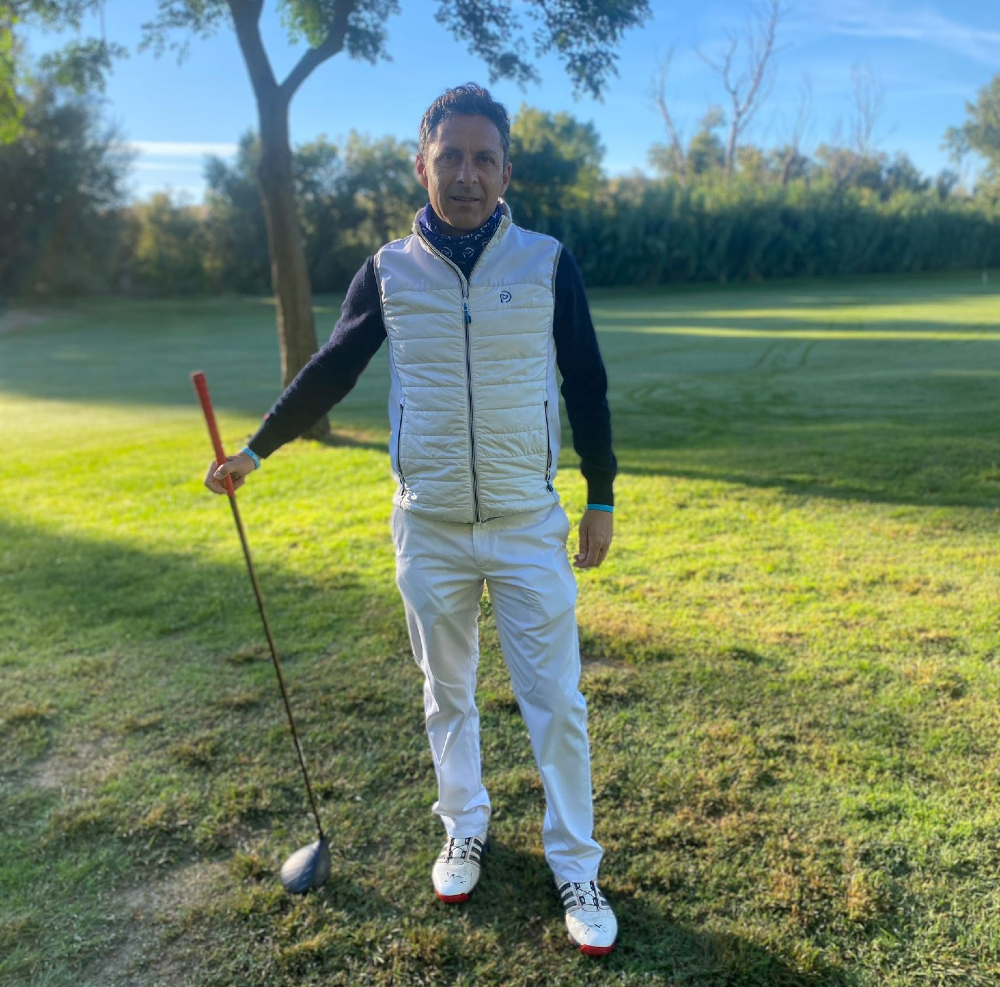 hoyo_7's tweet photo. ¿Te gusta este look otoñal?
Es perfecto para estos días, en los que necesitas llevar capas que puedas quitarte según los cambios de temperatura que vamos teniendo... 😉
Echa un vistazo: https://t.co/Hqzemh7VmI
#ropadegolf #ropacomoda #chalecoacolchado #pantalongolfhombre https://t.co/yC25ULvmag