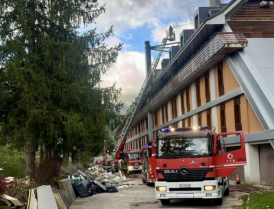 vigilidelfuoco's tweet image. #LAquila, in fiamme il tetto di una struttura ricettiva in fase di ristrutturazione, dal primo pomeriggio di #oggi 25 #vigilidelfuoco al lavoro a Pescasseroli: #incendio sotto controllo, giunti rinforzi anche dai comandi di Isernia e Frosinone

#2ottobre