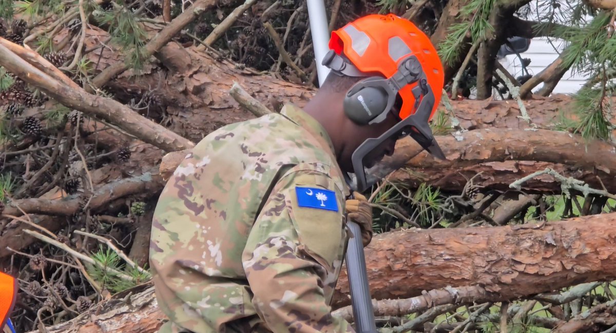 SCSG1670's tweet photo. #SCSG response teams continue their mission on Day 6 of recovery operations clearing debris and making areas more accessible to emergency crews in hard hit areas of the state. The South Carolina State Guard is #TrainedandReady and here for the citizens of our state. https://t.co/2fgBwnm06i