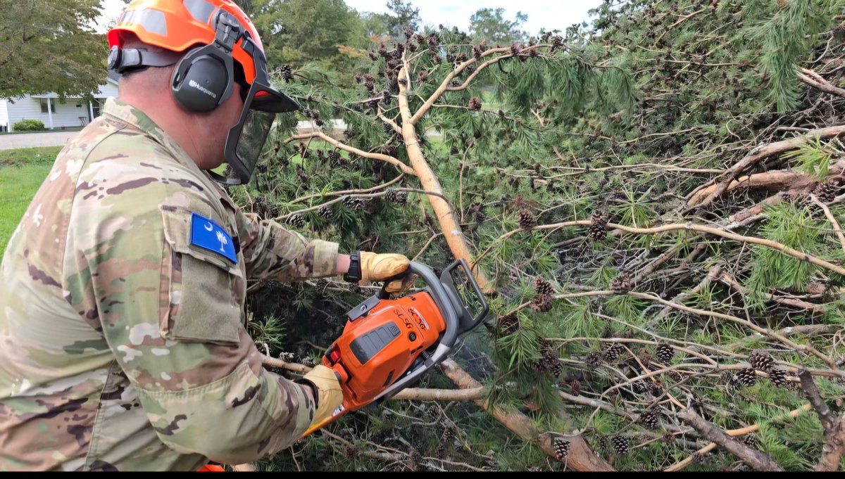 SCSG1670's tweet photo. #SCSG response teams continue their mission on Day 6 of recovery operations clearing debris and making areas more accessible to emergency crews in hard hit areas of the state. The South Carolina State Guard is #TrainedandReady and here for the citizens of our state. https://t.co/2fgBwnm06i