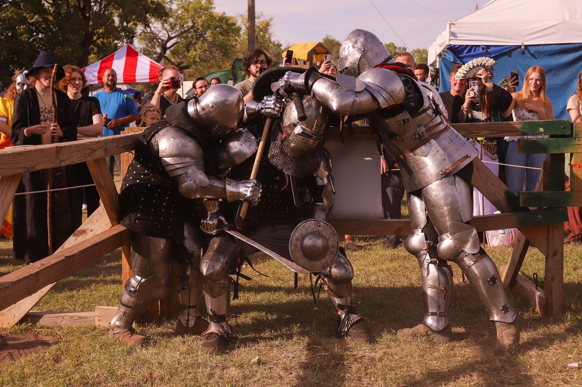 LemonomnomShark's tweet photo. My favorite photos of me durning this last weeks Renaissance festival #buhurt #realsteel #armoredcombat #knight https://t.co/BwI8VkorQC