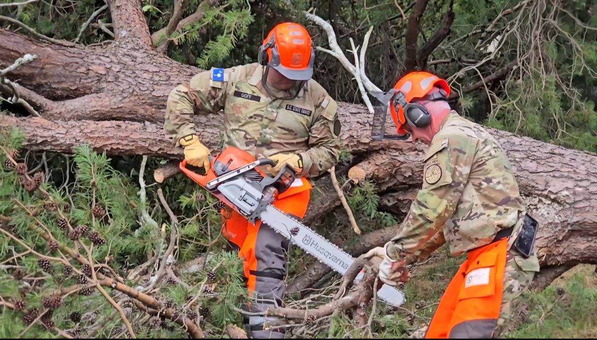 SCSG1670's tweet photo. #SCSG response teams continue their mission on Day 6 of recovery operations clearing debris and making areas more accessible to emergency crews in hard hit areas of the state. The South Carolina State Guard is #TrainedandReady and here for the citizens of our state. https://t.co/2fgBwnm06i
