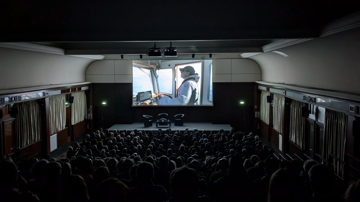 Gros succès pour la diffusion du documentaire "La Manche, une mer en partage" : près de 350 personnes découvrent les dauphins à travers les yeux de Pauline Couet qui a pu les étudier. 
Un film de Franck Sanson dont l'objectif est de valoriser les femmes scientifiques engagées 🌊