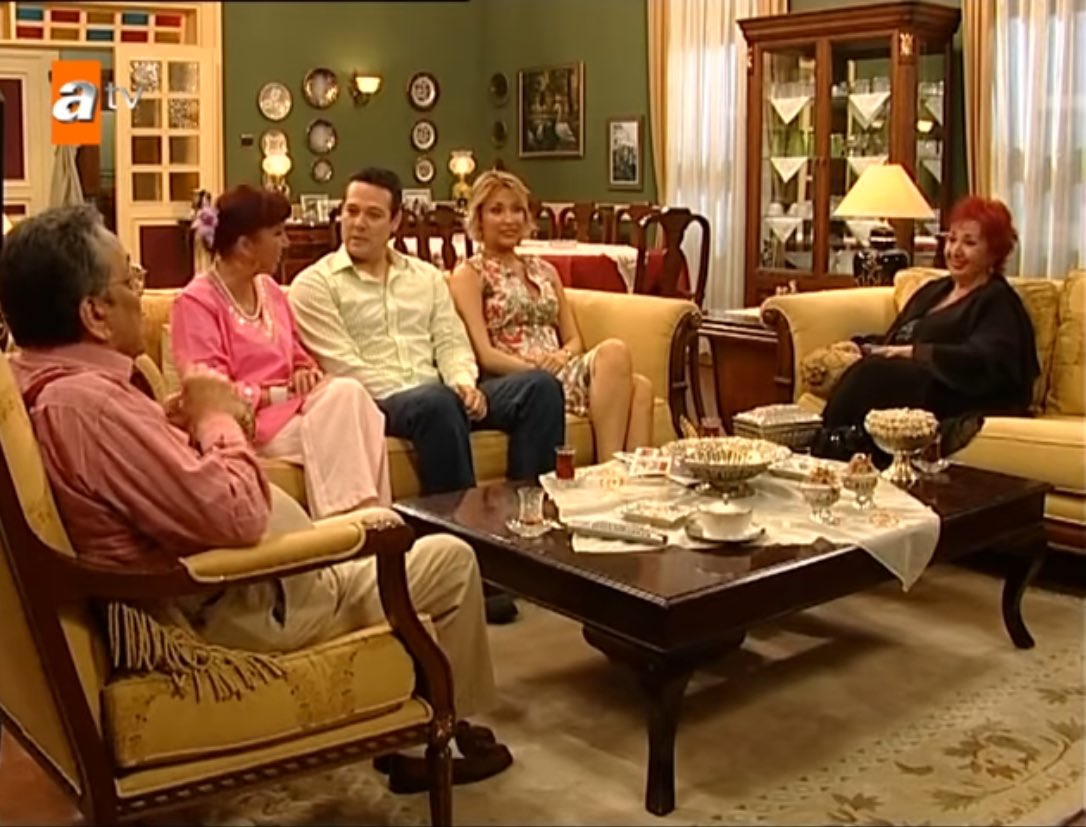 ferhunde ve hayriye hanimin dramadan sıkılıp avrupa yakasina gelmesi