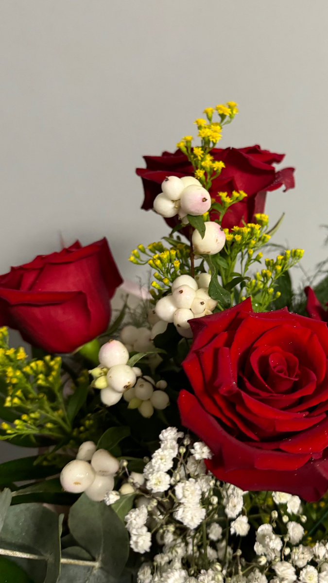 aitaannnaa's tweet photo. dani me compró rosas 🥹 https://t.co/g5xtoBqJp2