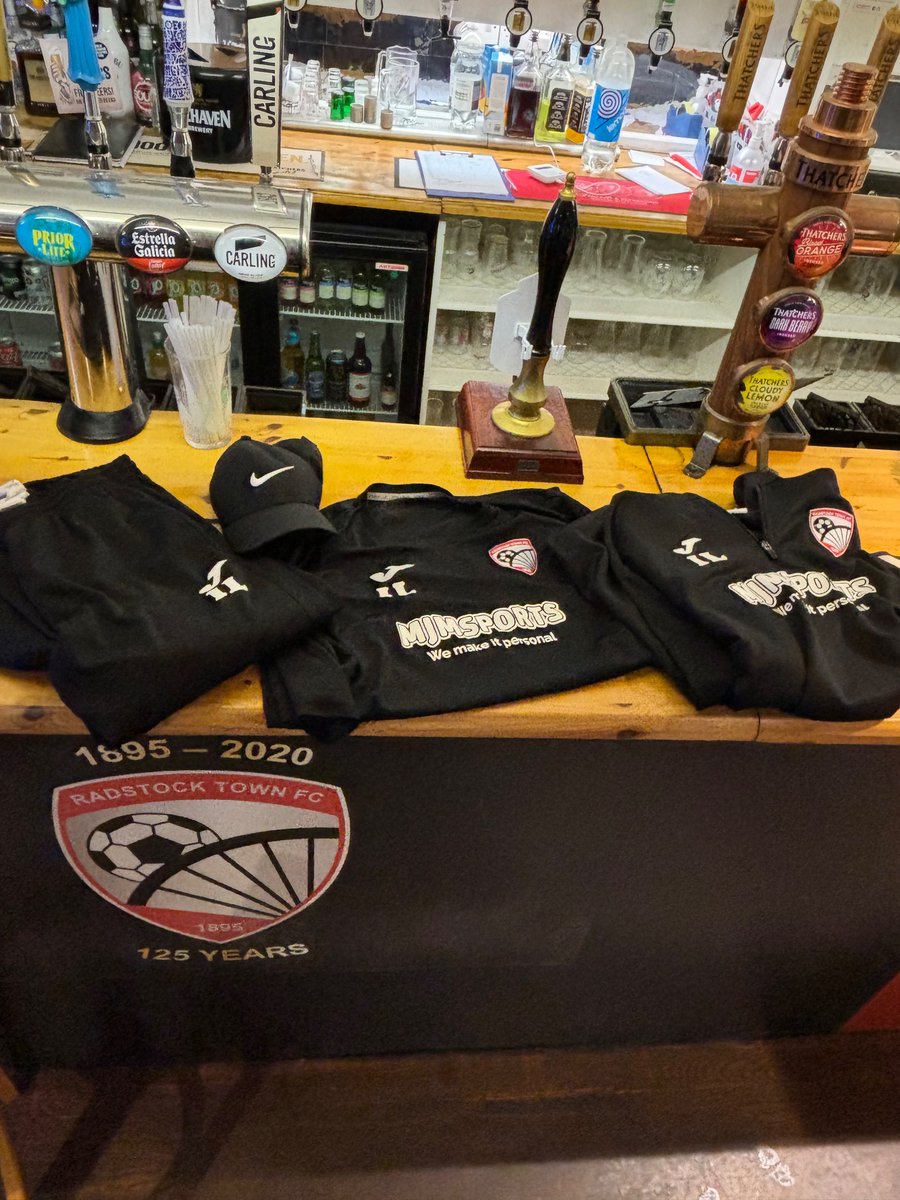 I didn't know the clubhouse had become a cloak room? Surely there's a big fine for this.. aye🤣

No excuse is valid here...

<a href="/Radstock_TownFC/">Radstock Town FC</a> <a href="/IJL79/">IAN LANNING</a>