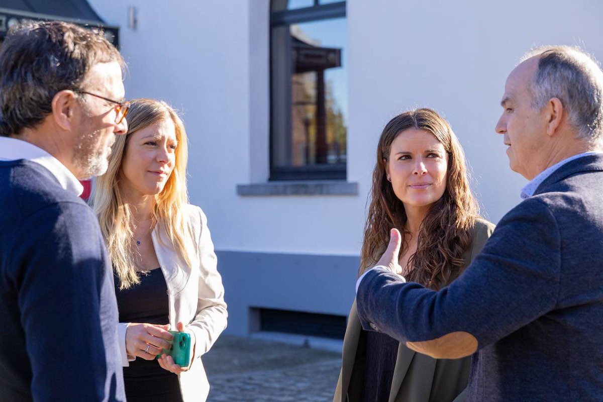 Dia profitós a Waterloo, a les jornades de <a href="/JuntsParlament/">Junts Parlament</a>. 
A l'exili, per la falta de normalitat (malgrat la llei d'amnistia, que els jutges no volen aplicar a tothom). 
Preparats per fer front a tots els reptes, amb l'esperança i l'alternativa com a bastides. #independència